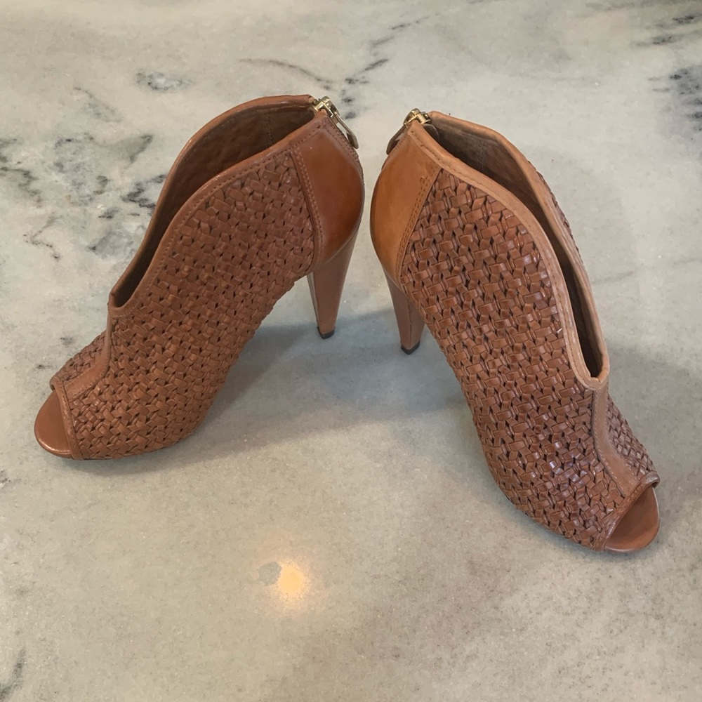 Vince Camuto Leather High Heels Size 7.5